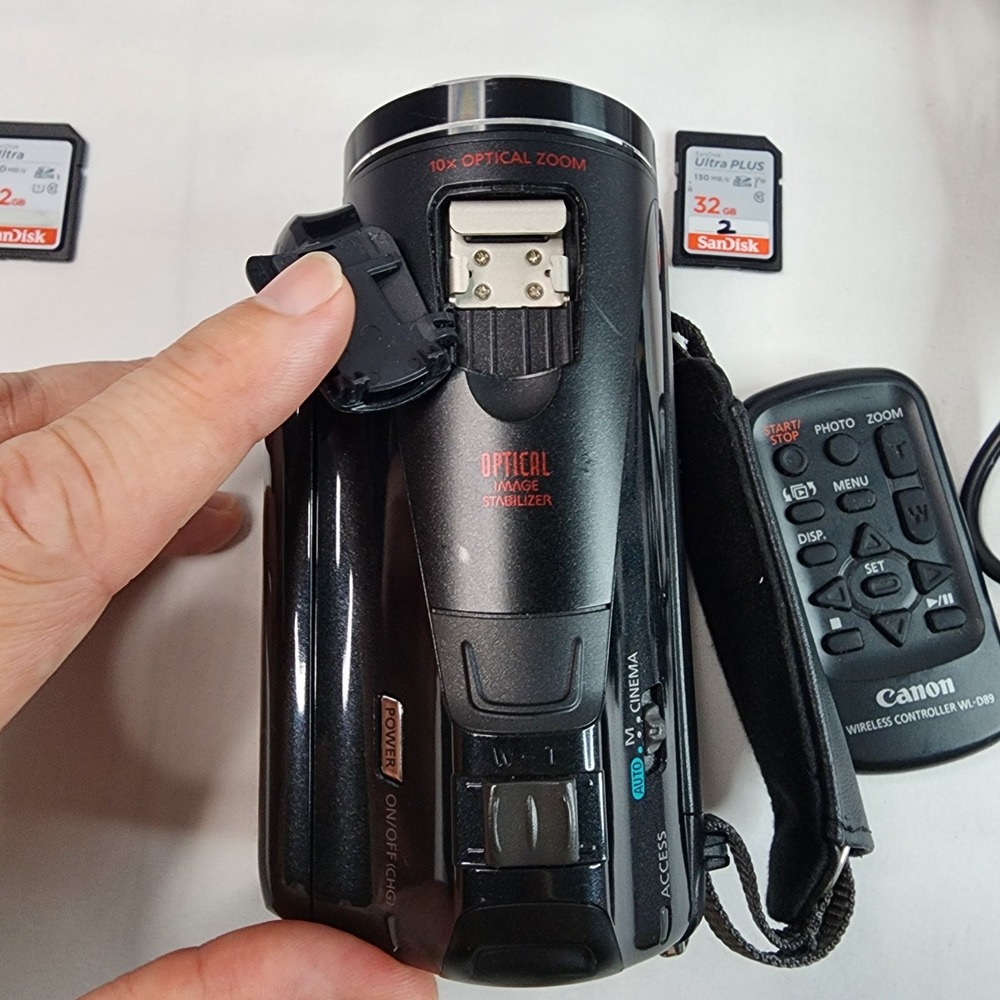 Canon VIXIA HF M40 HD Camcorder 10x Optical Zoom 16GB Internal Memory Kit Black - Picture 8 of 16